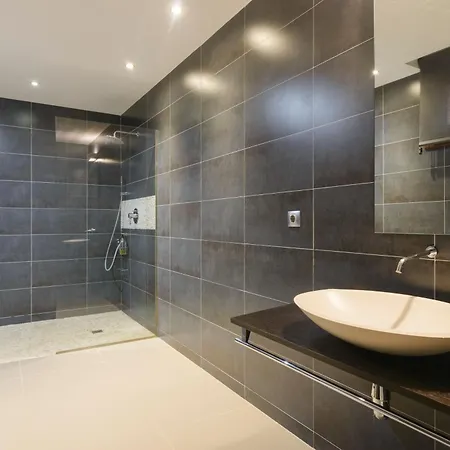 Exclusive 6 En Bedroom - Nagueeles Vila
